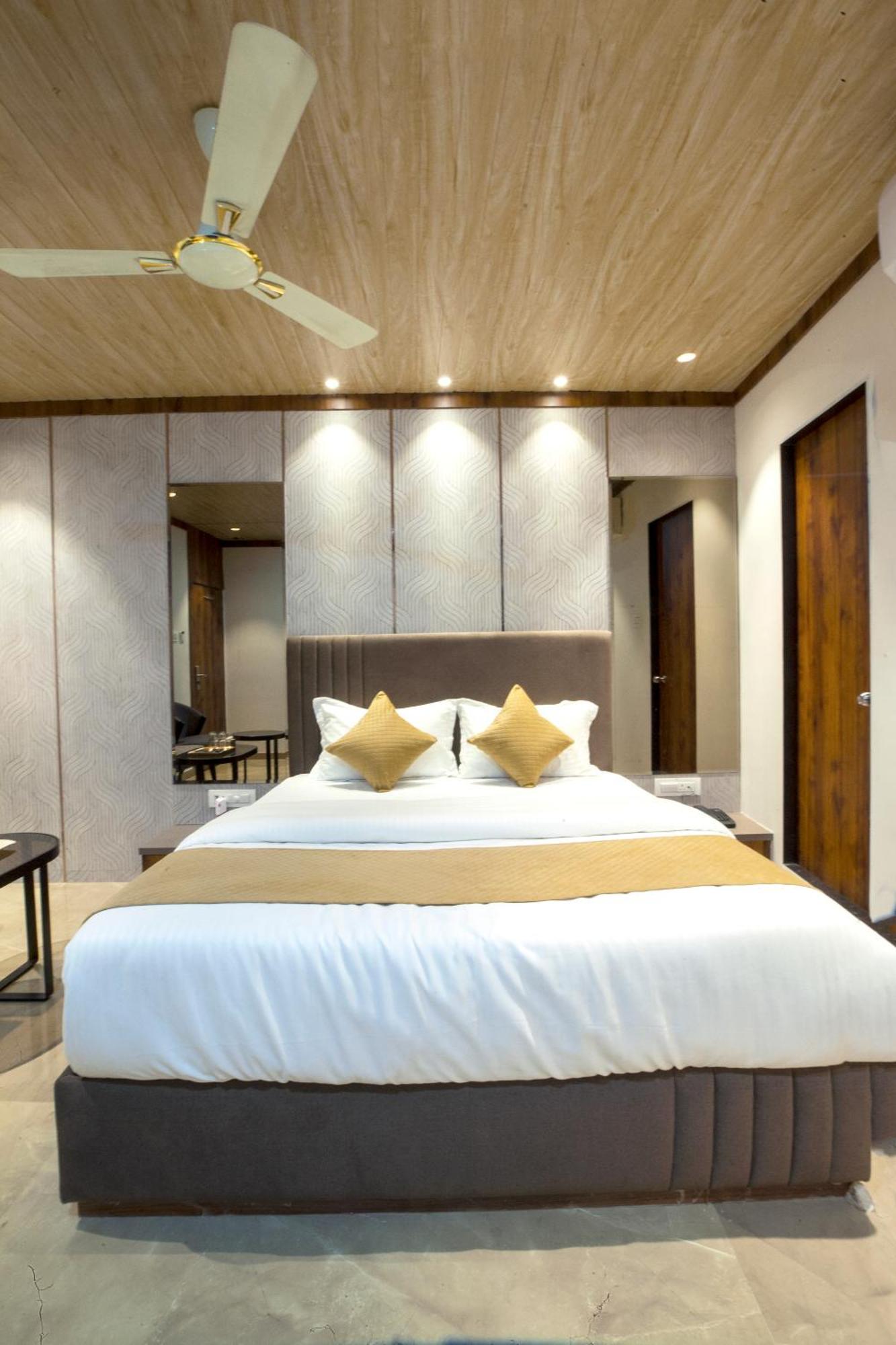 Hotel Nexus - Near Nesco Bombaj